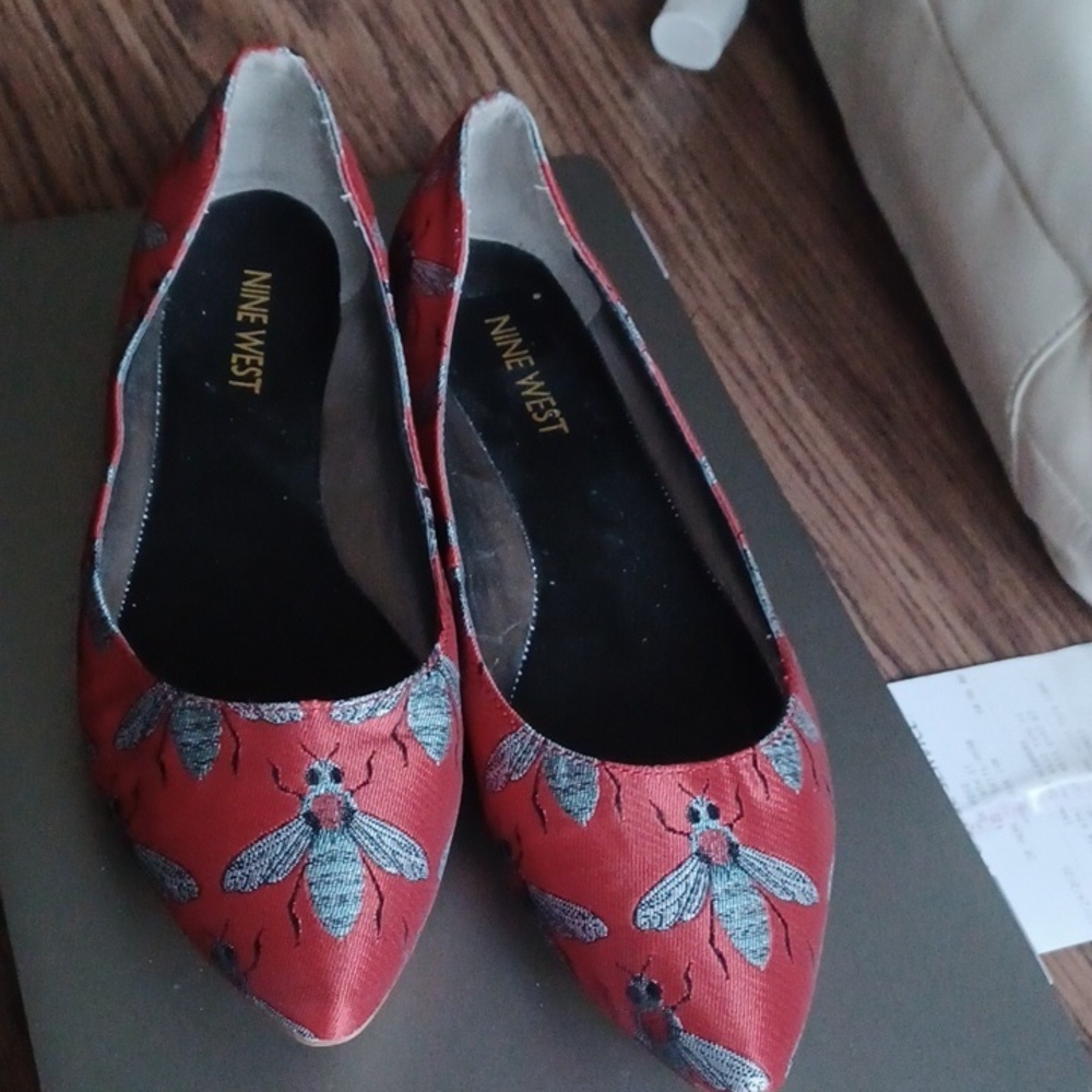 Nine West Pointed Toe Bee Flats Sz 7 Red Gray